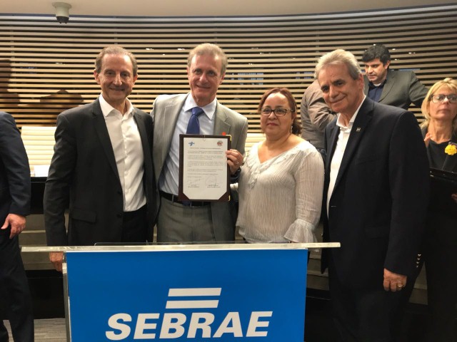 Prefeito assina parceria para o Programa Jovens Empreendedores do Sebrae-SP