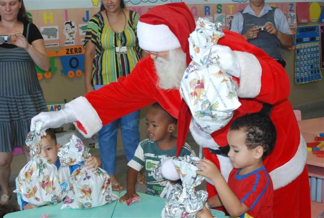 Alunos da Vilma Alvarez recebem quase 500 brinquedos do Prudente Parque Shopping