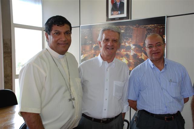 Prefeito recebe visita  do bispo Dom Benedito