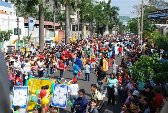 Desfile reúne 20 mil no aniversário da cidade