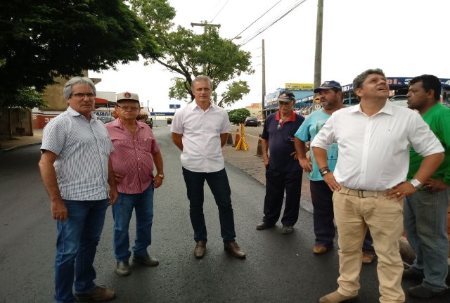 Prefeito confere obras em nova rotatória na Avenida Ana Jacinta 
