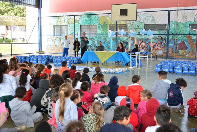 Alunos da Escola Rosana Negrão recebem novos uniforme em parceria com a AABB