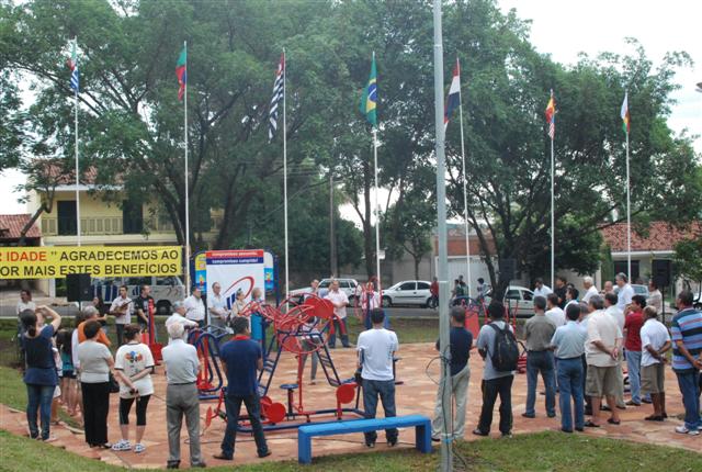Inauguração da revitalização da praça do Jardim das Rosas enaltece imigrantes