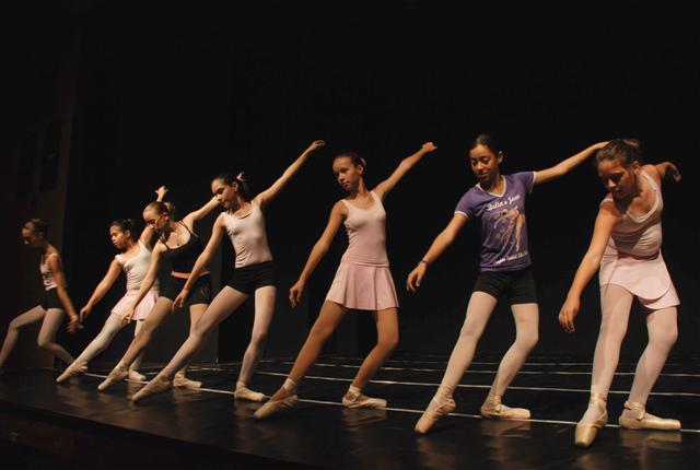 Alunas do projeto São Damião realizam apresentação de balé no Teatro Municipal