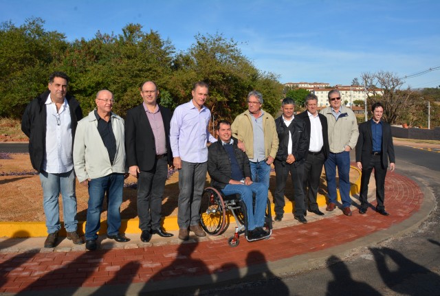 Bugalho confere construção de rotatória no Jardim Humberto Salvador
