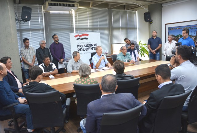 Prefeito assina decreto que regula transporte privado de passageiros