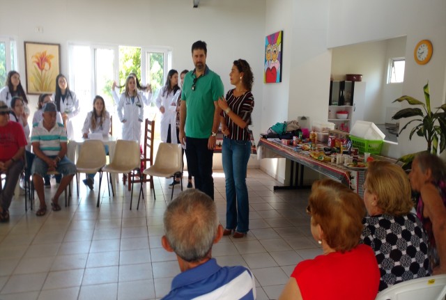 Palestra para idosos é promovida pelo Cras Augusto de Paula e pela Vila da Dignidade 