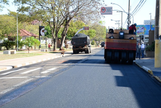 Avenida 14 de Setembro no Parque do Povo recebe novo recapeamento asfáltico 