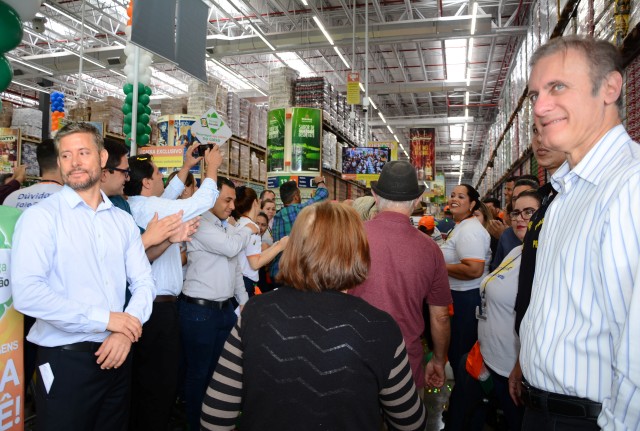 Prefeito participa de inauguração do Atacadão que  gera  250 novos empregos diretos