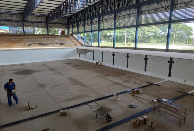 Piso da Piscina  Olímpica recebe revestimento com azulejos 