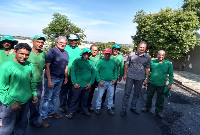 Prefeito visita obras de recapeamento do residencial Green Ville