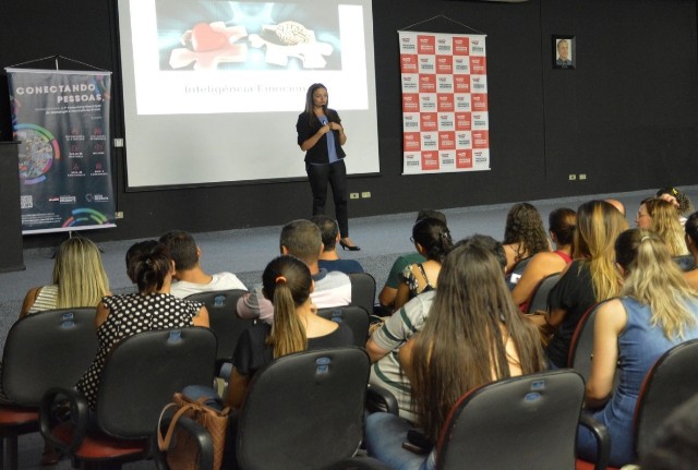 Coach e programadora neurolinguística ensina métodos para lidar com as emoções 