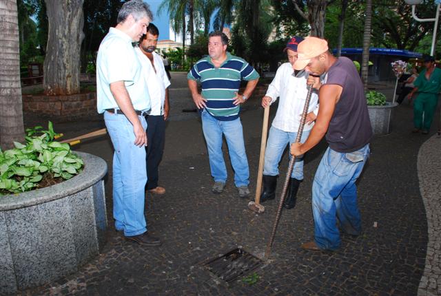 Prefeitura inicia limpeza dos bueiros do Calçadão
