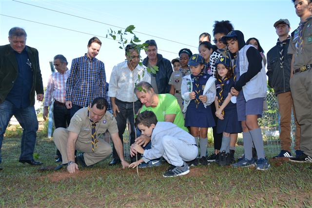 Prefeito participa de plantio de mudas no kartódromo da Cidade da Criança