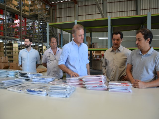 Prefeito visita empresa de materiais esportivos e fala sobre parcerias em projetos
