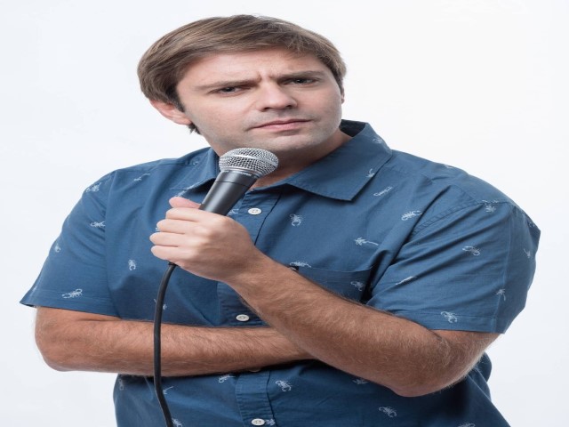 Fábio Rabin, um dos melhores “stand up comedy” do país manda um recado, direto de Boston