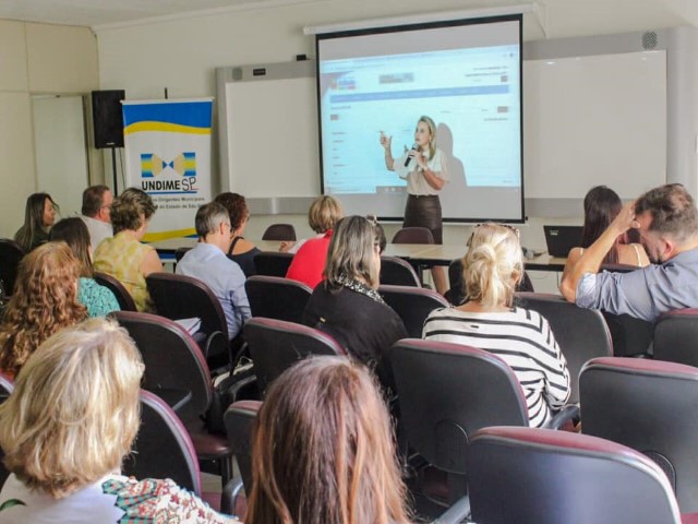 Secretária de Educação representa o município em encontro de dirigentes em São Paulo