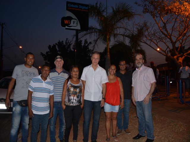 Prefeito visita novos pontos de Wifi custeados por emenda impositiva