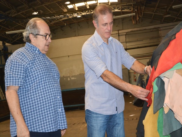 Em visita às empresas prudentinas, prefeito se reúne com diretor do Curtume Touro