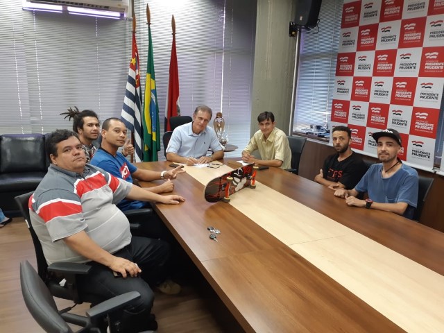 Prefeito recebe visita de representantes da Associação Prudentina de Skates