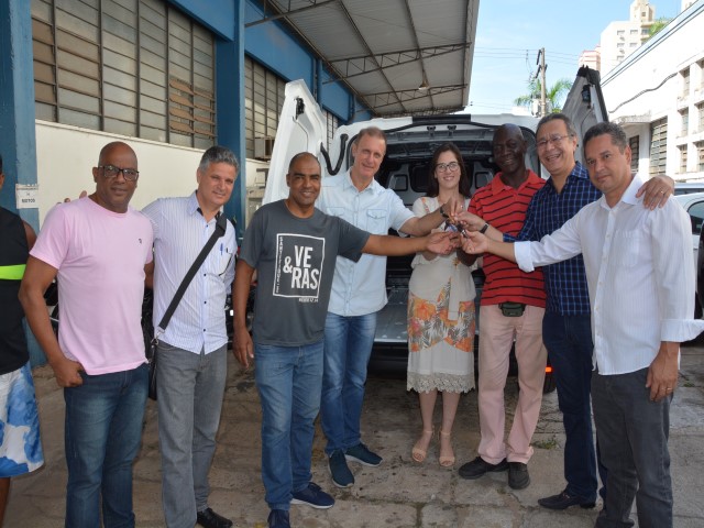 Prefeito entrega novo veículo à Central de Abastecimento Farmacêutico