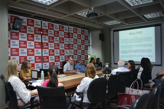 Equipe gestora apresenta resultados do Programa de Apoio Pedagógico ao prefeito