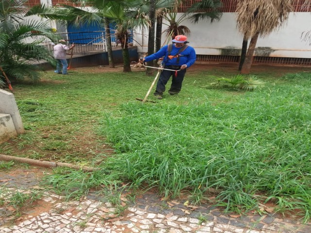 Áreas verdes e praças esportivas recebem serviços de roçagem e manutenção