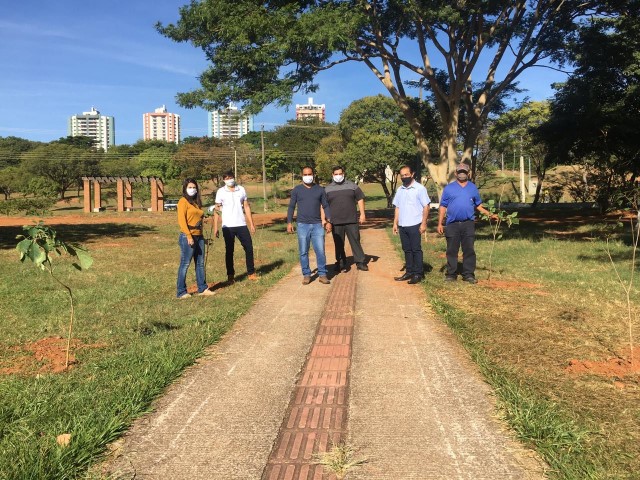 Secretaria do Meio Ambiente realiza plantio de mudas na área do Parque do Povo 