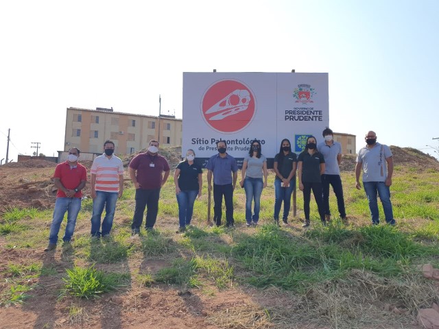 Prefeitura entrega cercamento e placa de sinalização de Sítio Paleontológico