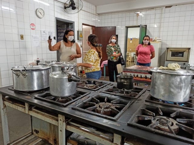 Secretária da SAS e presidente do Fundo Social visitam antiga Casa de Passagem