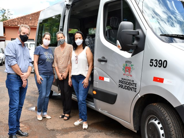 Assistência Social recebe van para transporte de crianças de projetos sociais