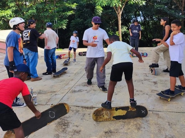 Coordenadoria da Juventude abre inscrições para aulas de skate no Ana Jacinta