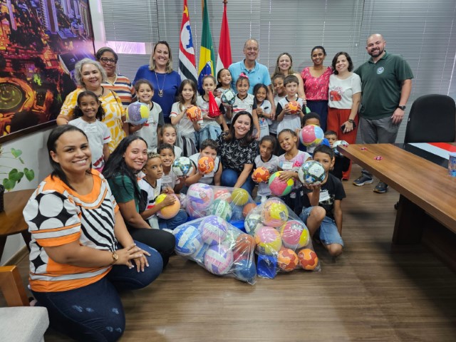 Entrega de 30 kits esportivos contemplam 2.450 alunos de 30 escolas do Cidadescola