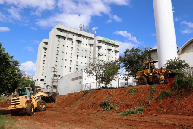 Prefeitura volta à Rua Mendes de Moraes para trabalho de zeladoria na linha férrea