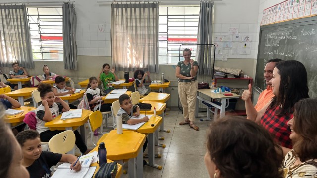 Deputada Sâmia Bomfim visita EM Rotariano, uma das escolas contempladas por emenda