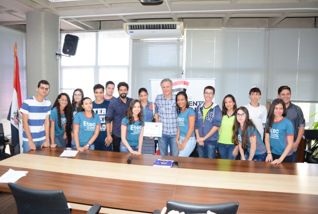 Prefeito Nelson Bugalho recebe vencedores do Concurso Prefeito e Secretários Mirins 