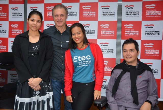 Prefeito e vice recebem ganhadoras do projeto da Juventude ‘Prefeita e Secretários Mirins’