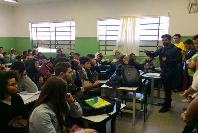 Juventude realiza bate papo sobre vida acadêmica com alunos do ensino médio