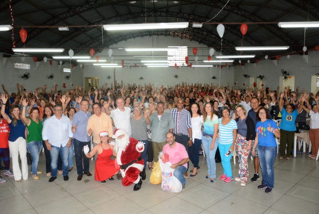 Idosos que frequentam  projetos da Prefeitura participam de almoço de confraternização