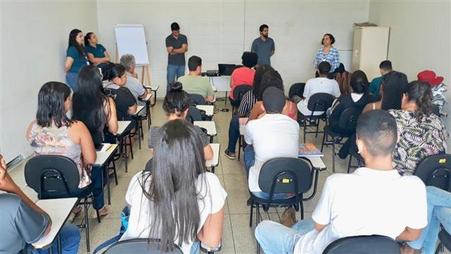 Coordenadoria da Juventude inicia curso de vendedor na Praça do Humberto Salvador