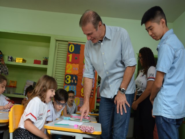 Vencedores do Governa Jovem acompanham Bugalho em visita às escolas municipais