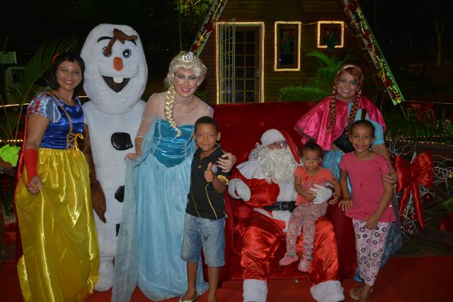 Chegada do Papai Noel no chalé do Parque do Povo encanta famílias 